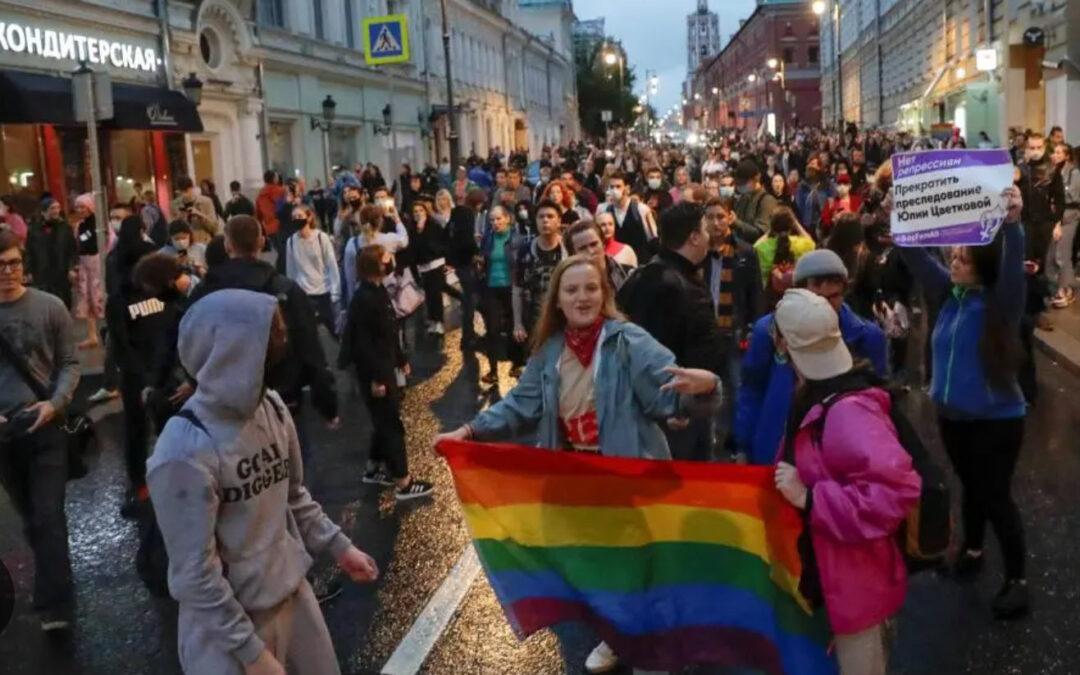 Police raid Moscow gay bars after a Supreme Court ruling labeled LGBTQ+ movement ‘extremist’