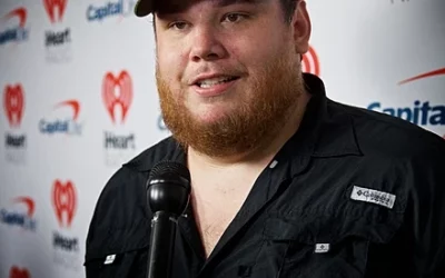 Luke Combs helping a fan who almost owed him $250,000 for selling unauthorized merchandise.