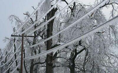 Power line falls on car during Oregon ice storm, killing 3 and hurting a baby, authorities say