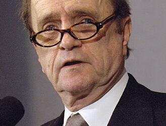 Comedian Bob Newhart, deadpan master of sitcoms and telephone monologues, dies at 94